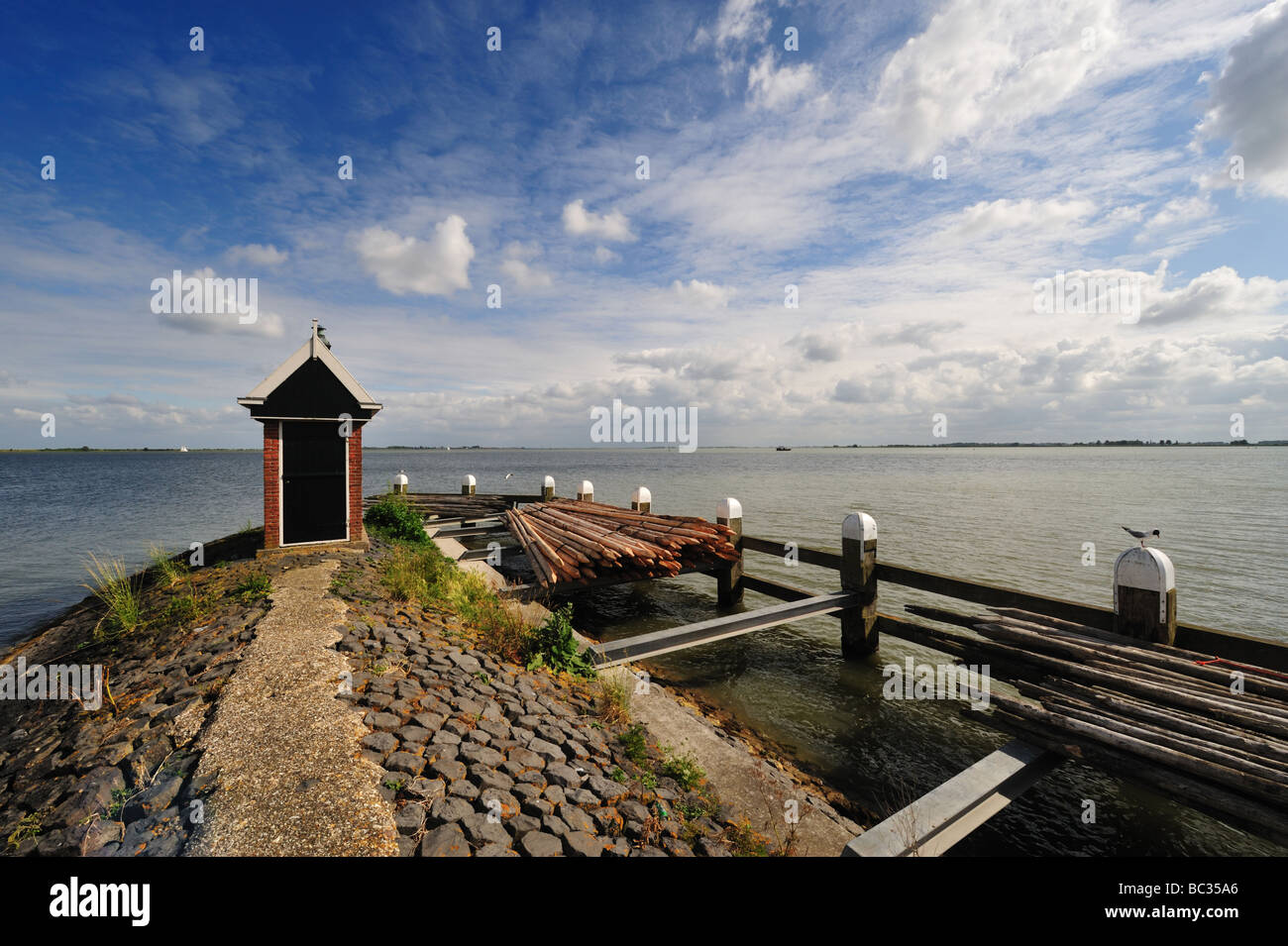 Blick vom Hafen von Volendam ein kleines Dorf in den Niederlanden mit Blick auf den See namens IJsselmeer Stockfoto