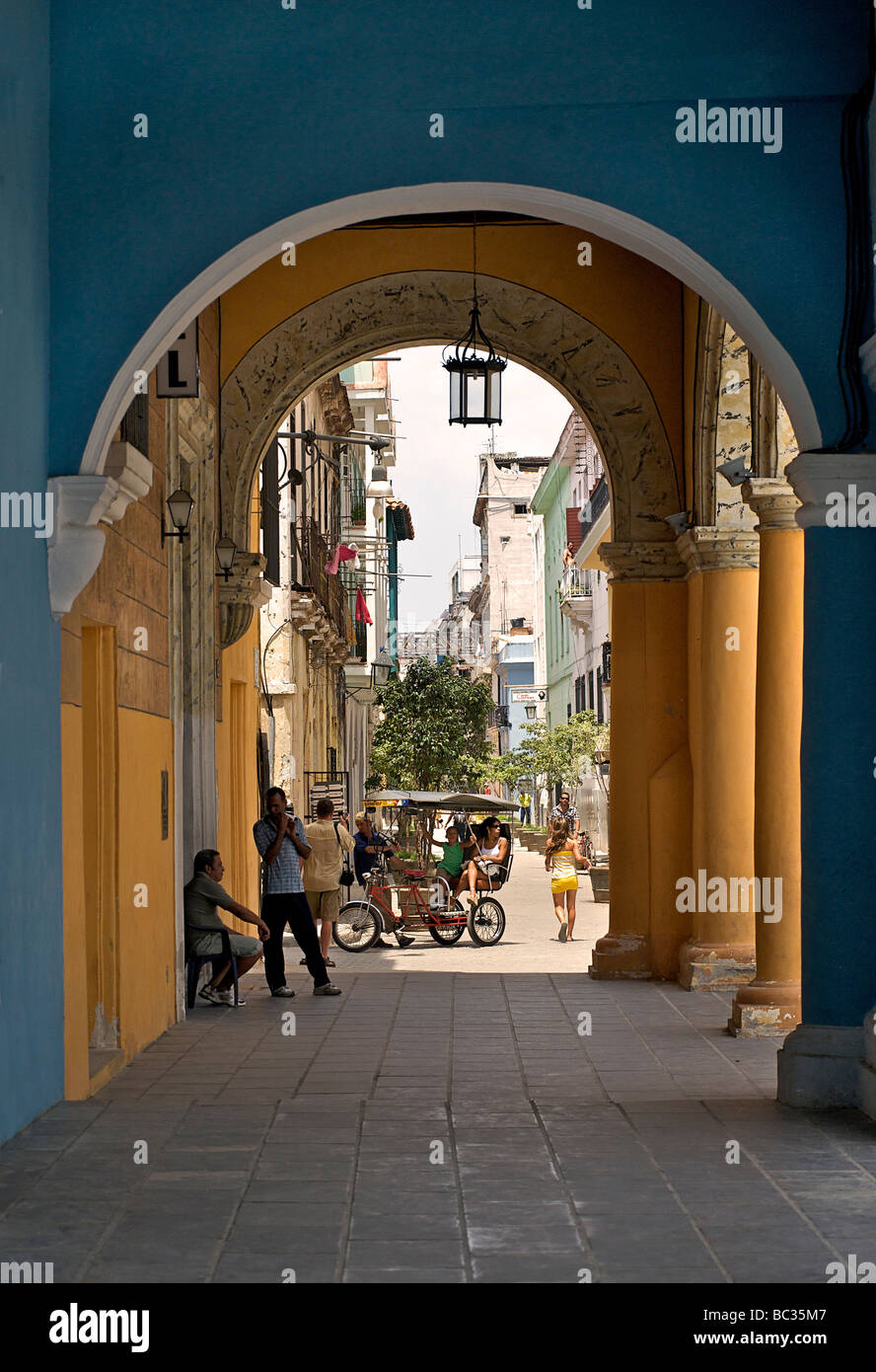 Bemalten Bögen, Plaza Vieja, Alt-Havanna, Kuba Stockfoto