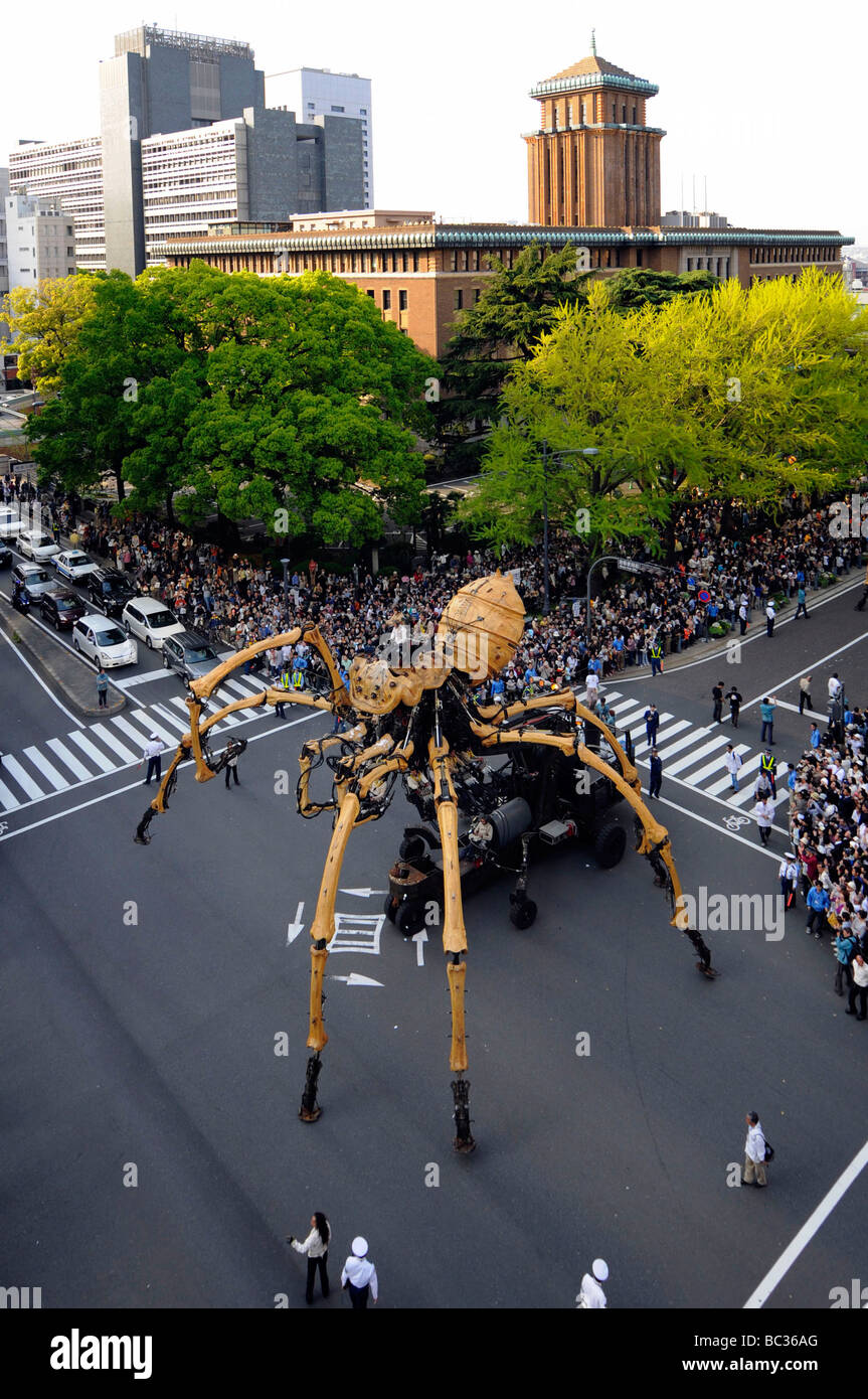 Yokohama (Japan): Street-Theatergruppe namens "La Machine" (2009/04/19) Stockfoto