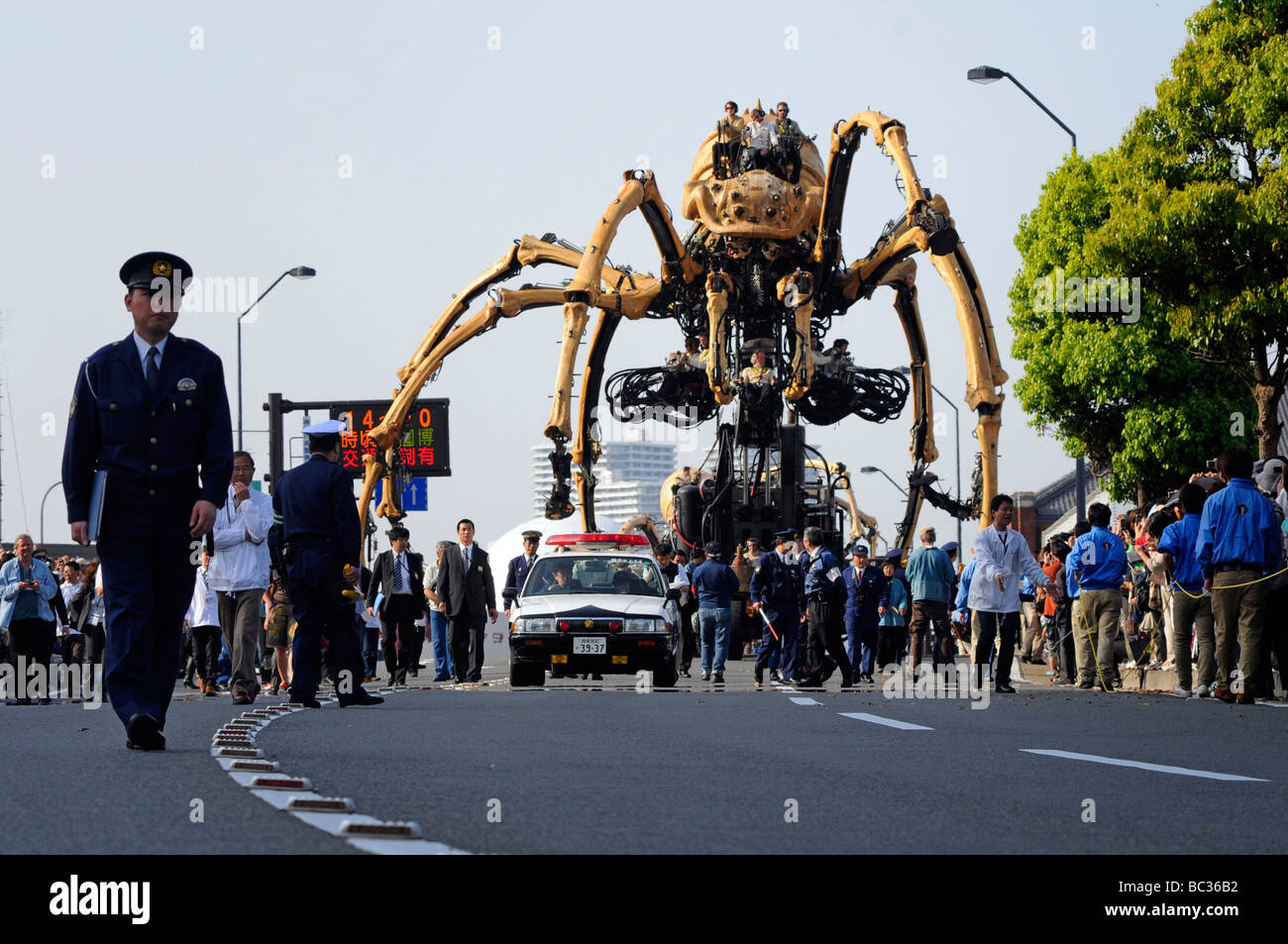 Yokohama (Japan): Street-Theatergruppe namens "La Machine" (2009/04/19) Stockfoto