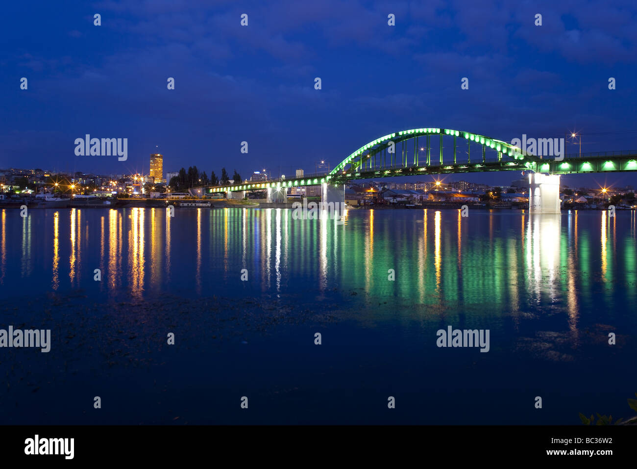Brücke bei Nacht, Fluss Sava, Belgrad Stockfoto