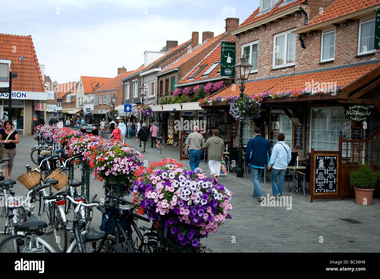 Touristen in der Straße in Sluis Holland Europa Stockfoto