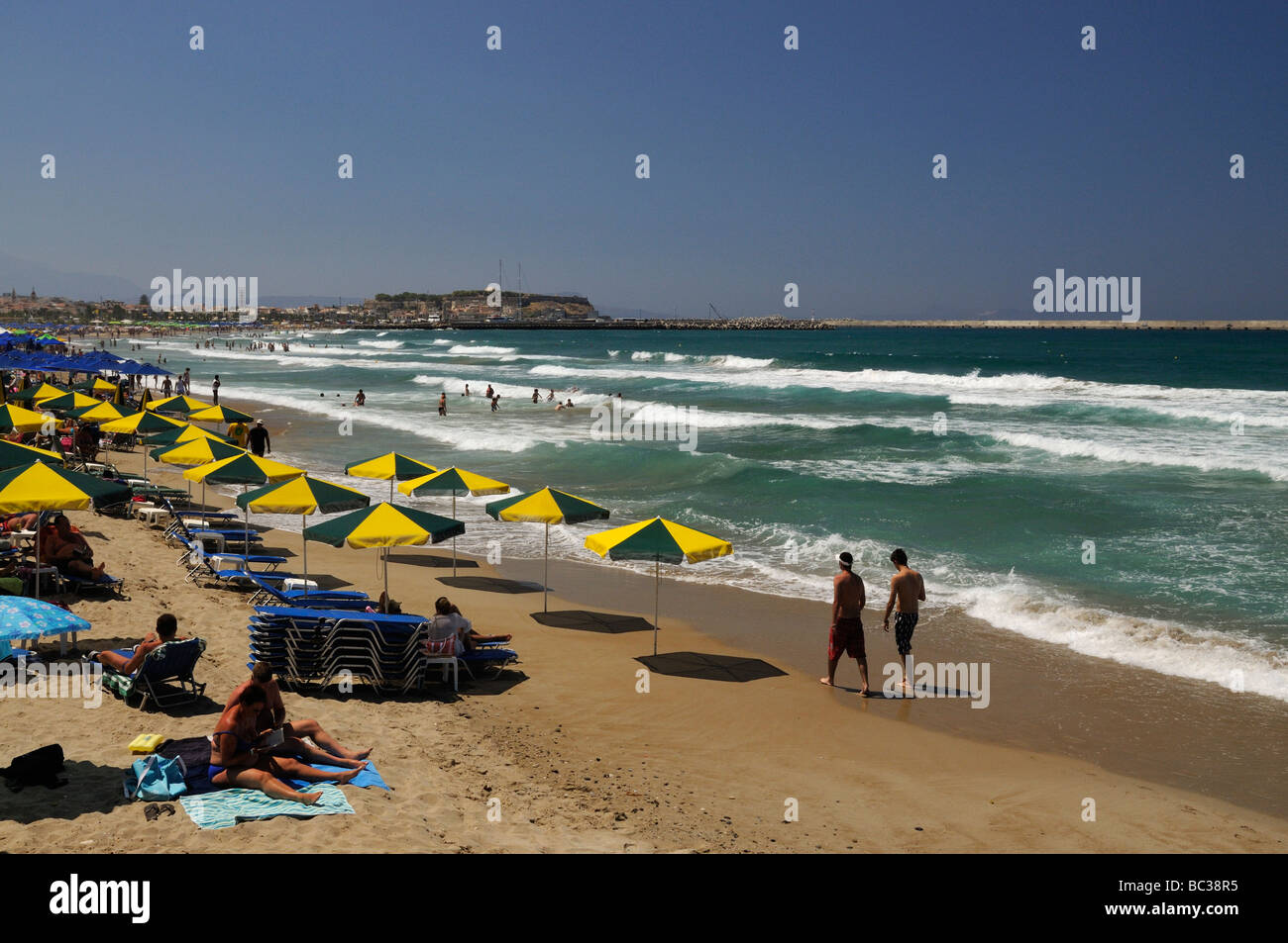 Rethymnon strand -Fotos und -Bildmaterial in hoher Auflösung – Alamy