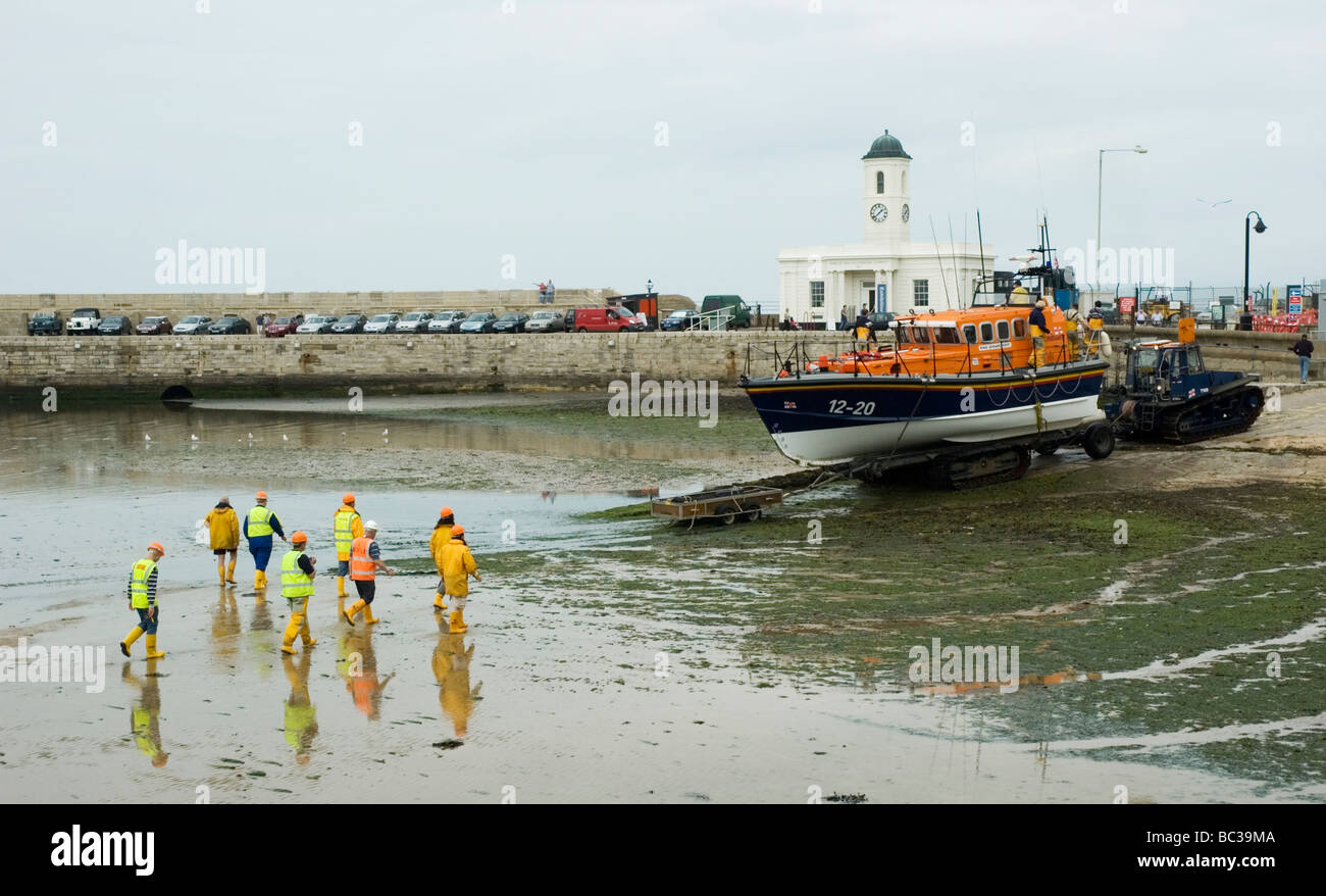 Margate Rettungsboot abgeschleppt am Strand und zurück auf die Rettungsstation Stockfoto