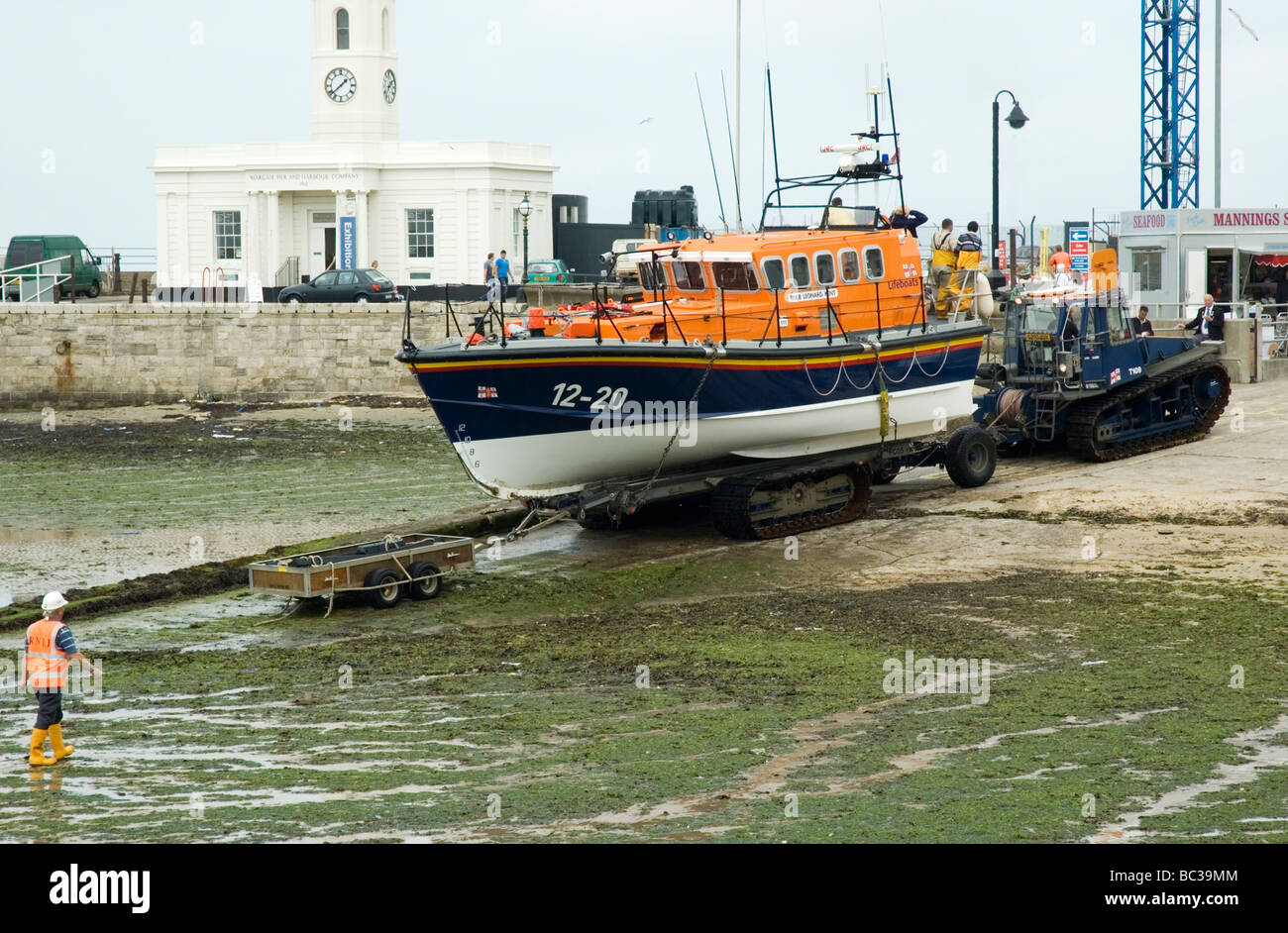 Margate Rettungsboot abgeschleppt am Strand und zurück auf die Rettungsstation Stockfoto