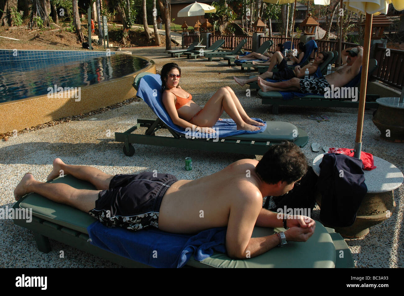 Phuket Sonnenbaden am Pool im Hotel Merlin nur nach dem tsunami Stockfoto