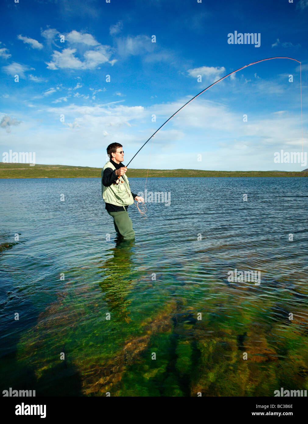 Forellenangeln am See Thingvellir, Nationalpark, Island Stockfoto