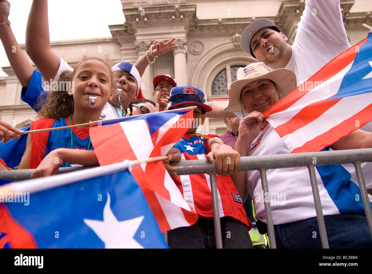Jährliche Puerto Rican Day Parade.  5th Avenue, Manhattan, New York City. Eine bunte und spannende Feier. Stockfoto