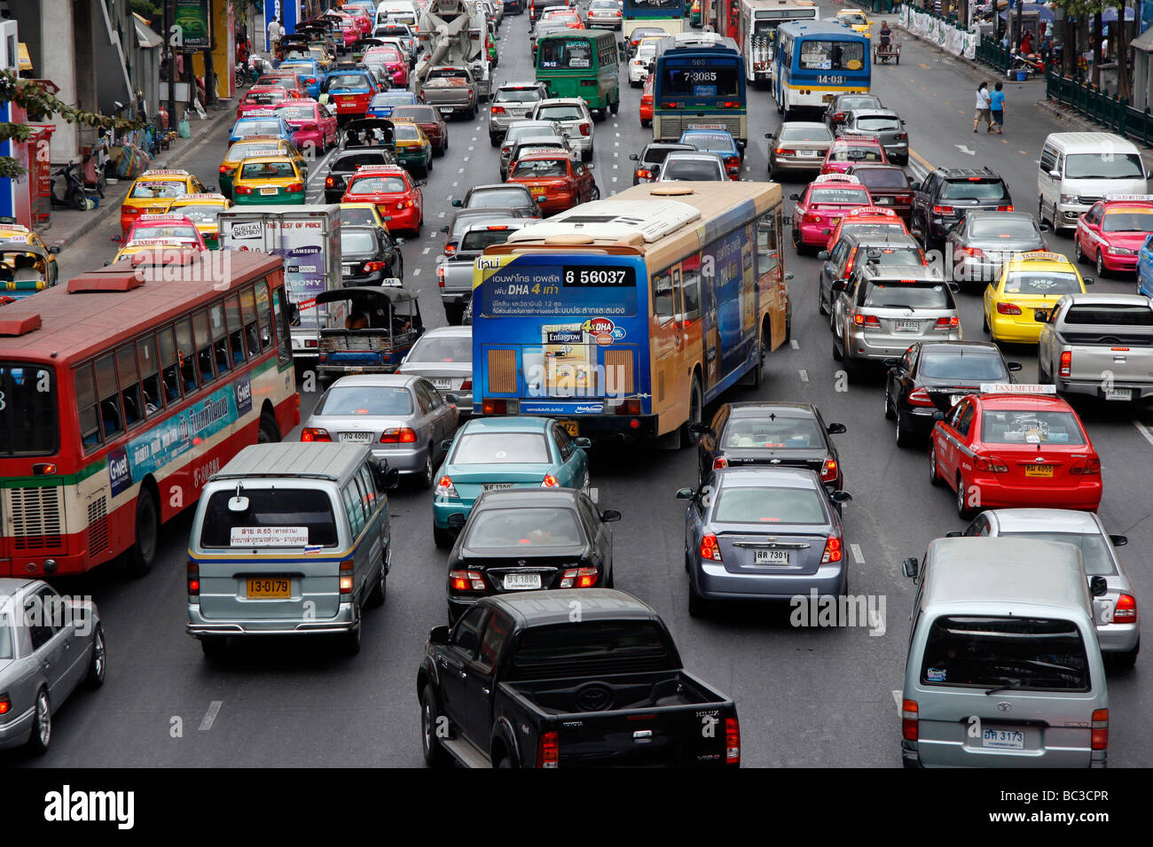 Überlastete festgefahrene Berufsverkehr in Bangkok, Thailand Stockfoto