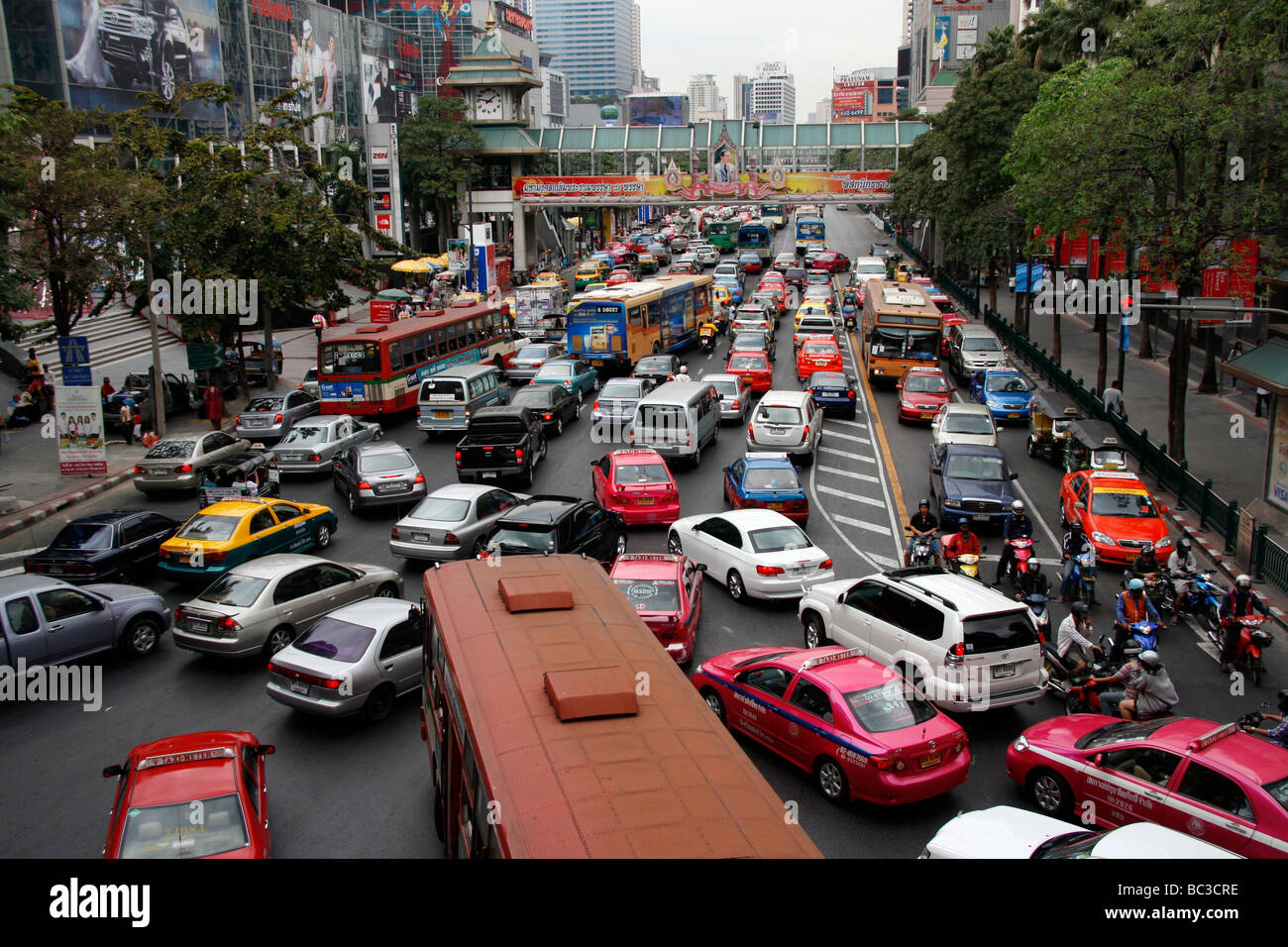 Überlastete festgefahrene Berufsverkehr in Bangkok, Thailand Stockfoto