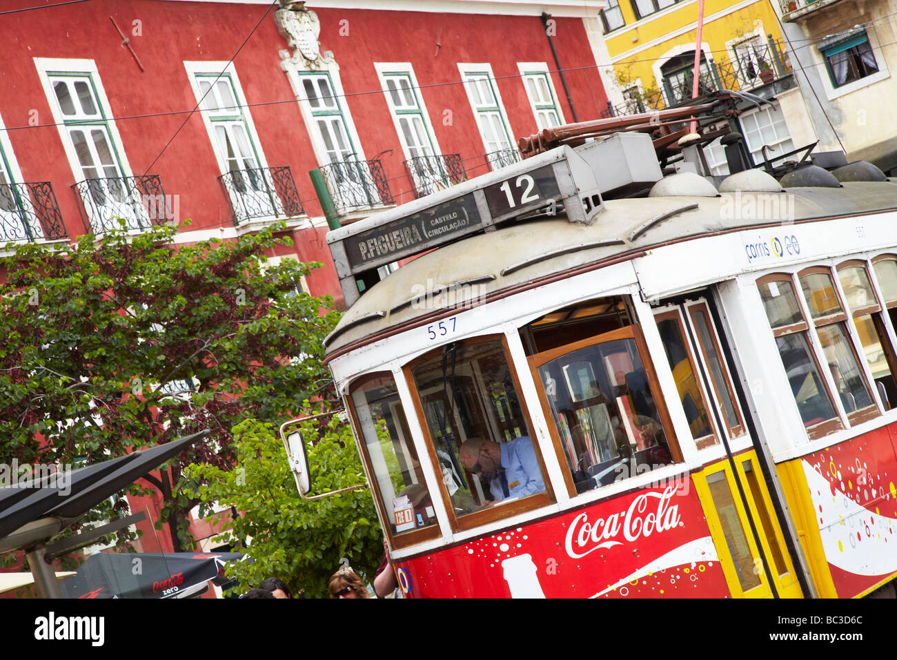 rote Straßenbahn, alte Stadt von Lissabon, Portugal Stockfoto