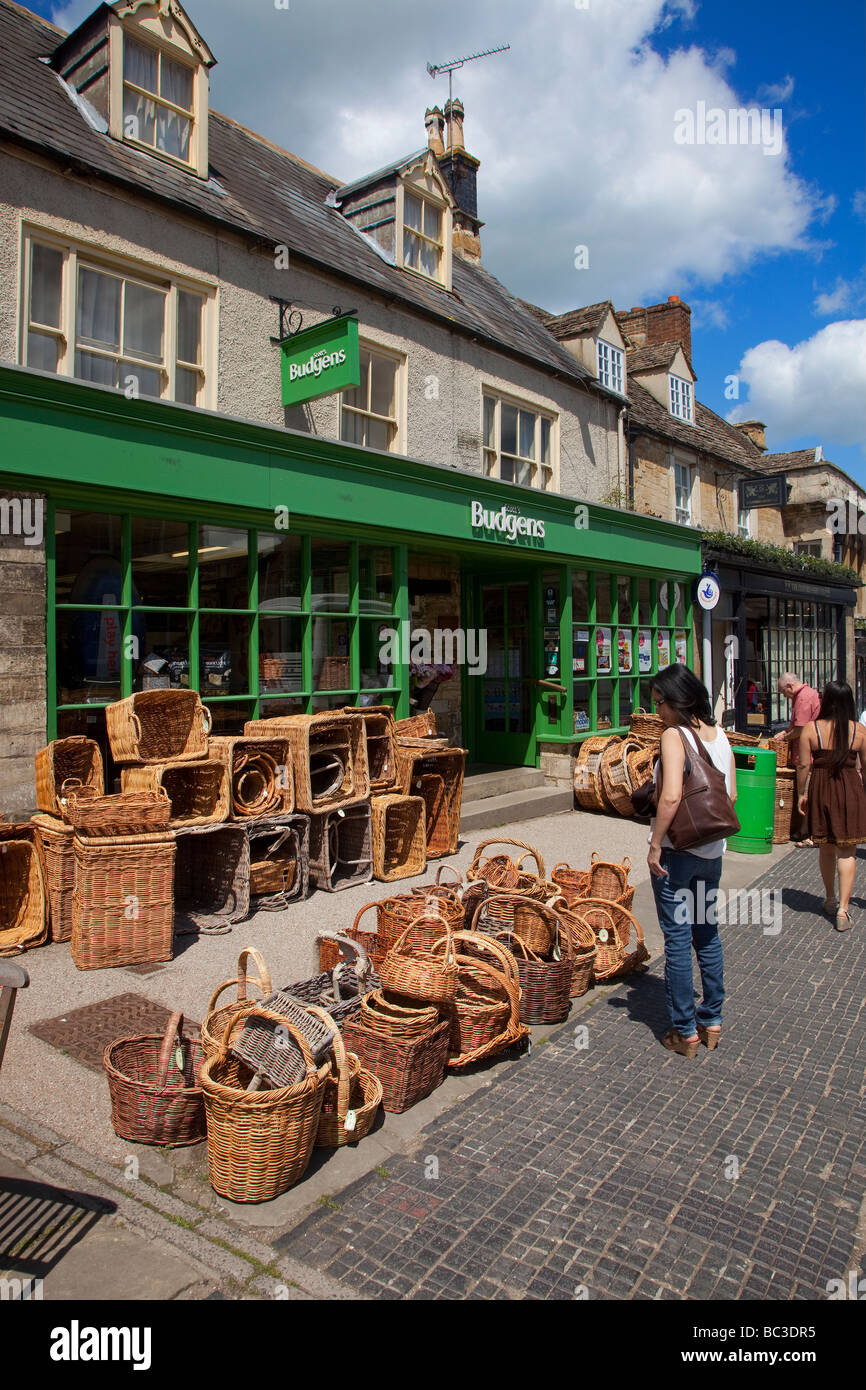 Korbwaren auf Verkauf in Burford, Cotswolds, Oxfordshire, Vereinigtes Königreich Stockfoto