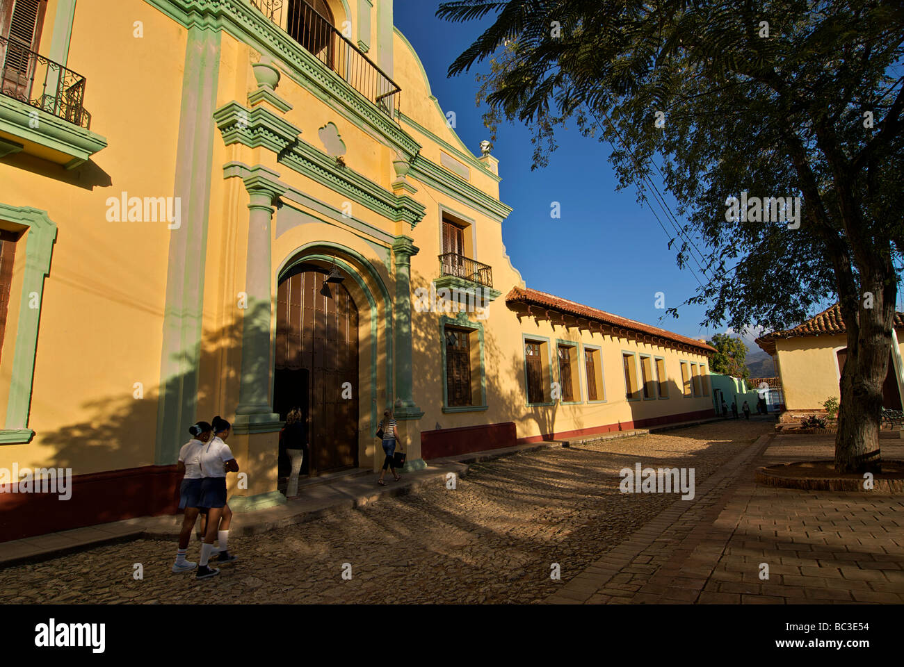 Kubanische Straßenszene außerhalb des Klosters von San Francisco, Trinidad, Kuba. Trinidad, ist ein UNESCO-Weltkulturerbe. Stockfoto