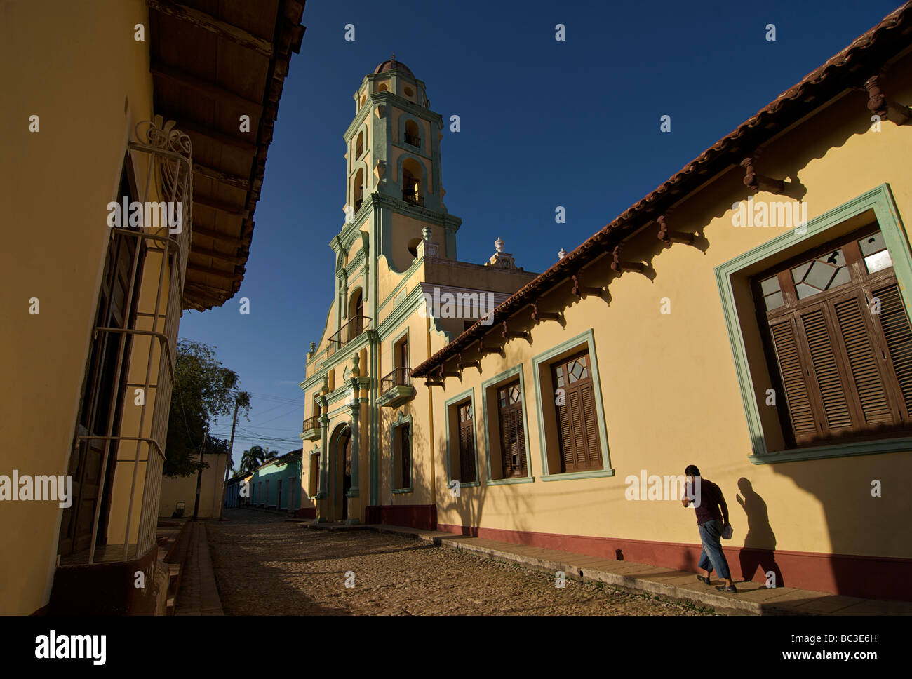 Kubanische Straßenszene außerhalb des Klosters von San Francisco, Trinidad, Kuba. Trinidad, ist ein UNESCO-Weltkulturerbe. Stockfoto