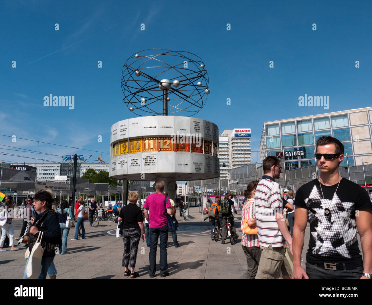 Historische DDR-Zeit Weltzeituhr am Alexanderplatz in Mitte Berlin Stockfoto