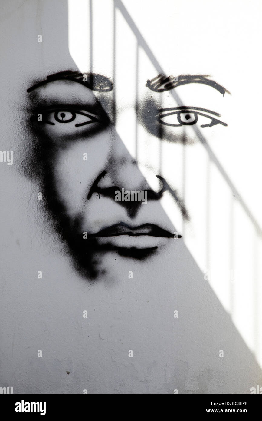 bemalte Gesicht auf weißen Wand, Lissabon Stockfoto