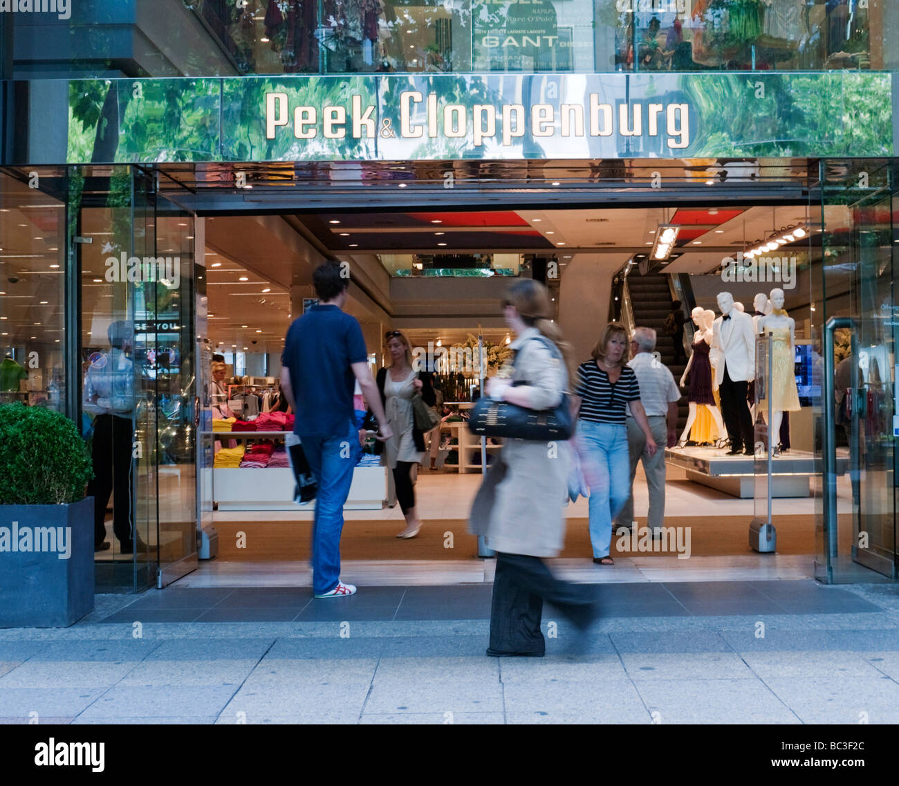 Eingang zu Peek und Cloppenburg Shop am Tauentzien Straße in Berlin Stockfoto