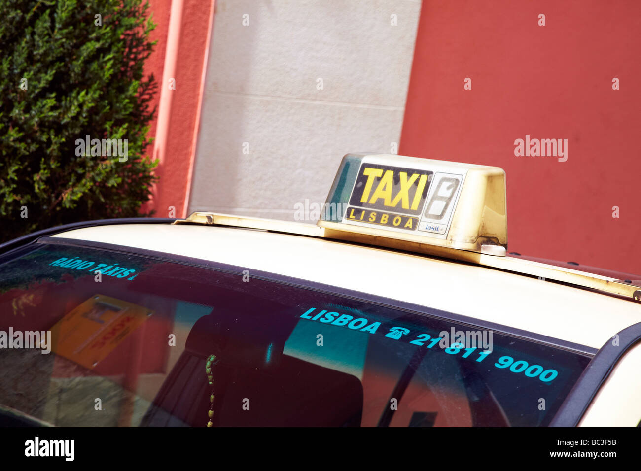 weißes Taxi, Lissabon-Taxi, Taxi Lisboa Stockfoto