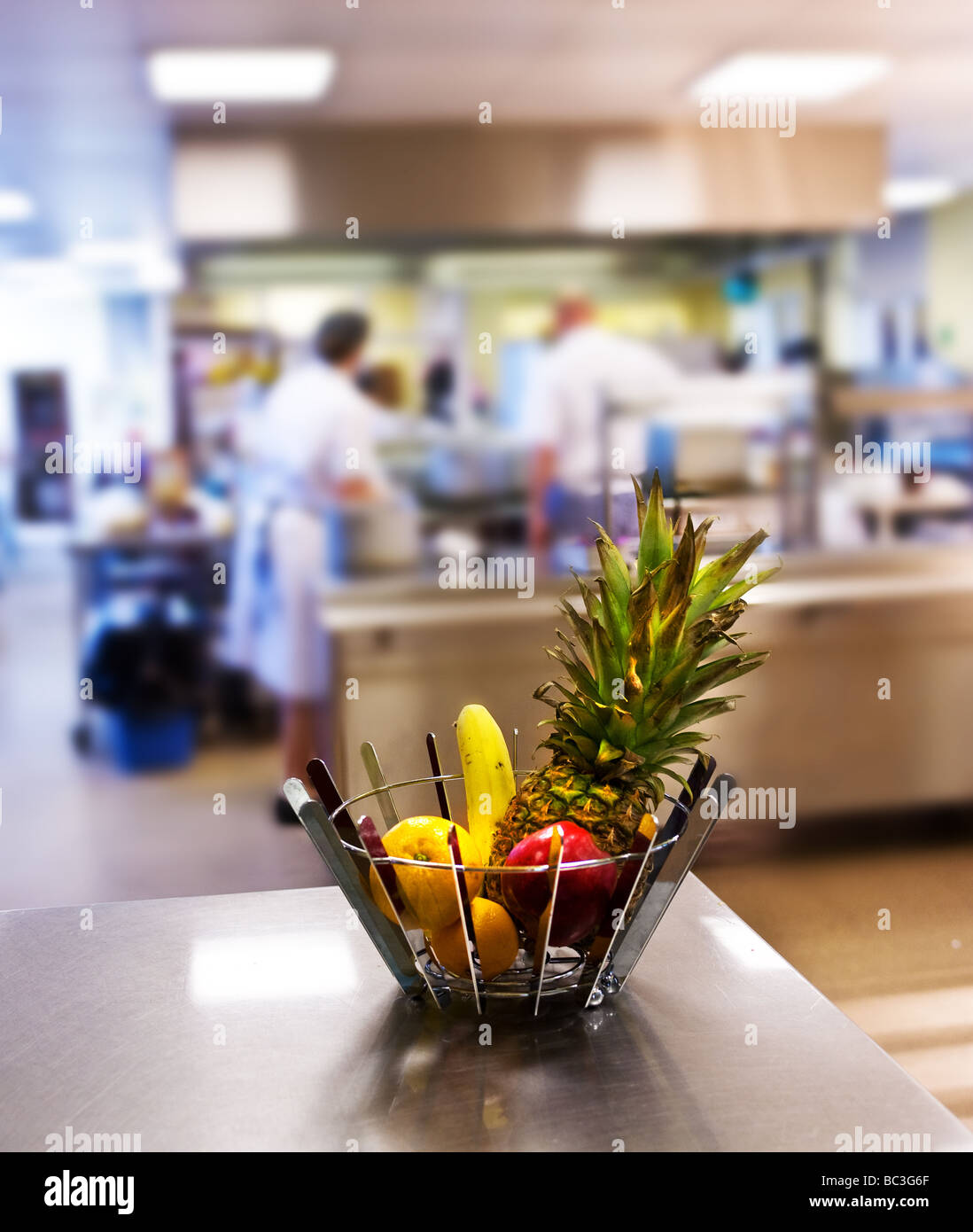 Eine Schüssel mit Obst in einer Schulküche.  Foto von Gordon Scammell Stockfoto