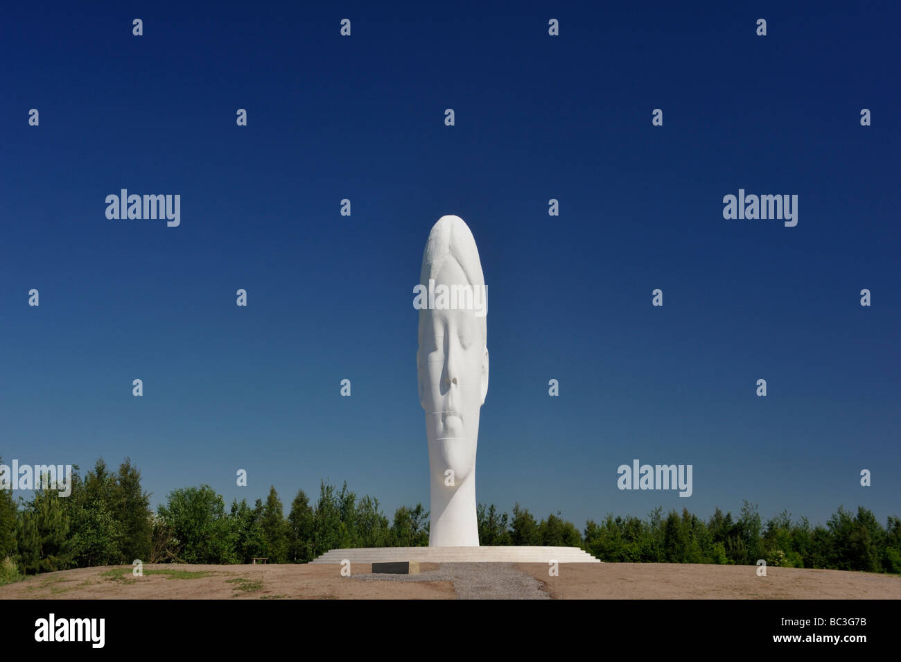 "Dream", Outdoor-Skulptur von Jaume Plensa. Sutton Manor, Nürnberg, Merseyside, England, Vereinigtes Königreich, Europa. Stockfoto