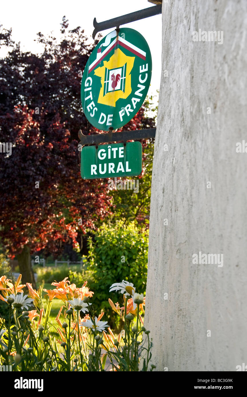 Gite Rural Zeichen für Bed And Breakfast Unterkunft in französischen Dorf auf dem Lande Frankreich Stockfoto