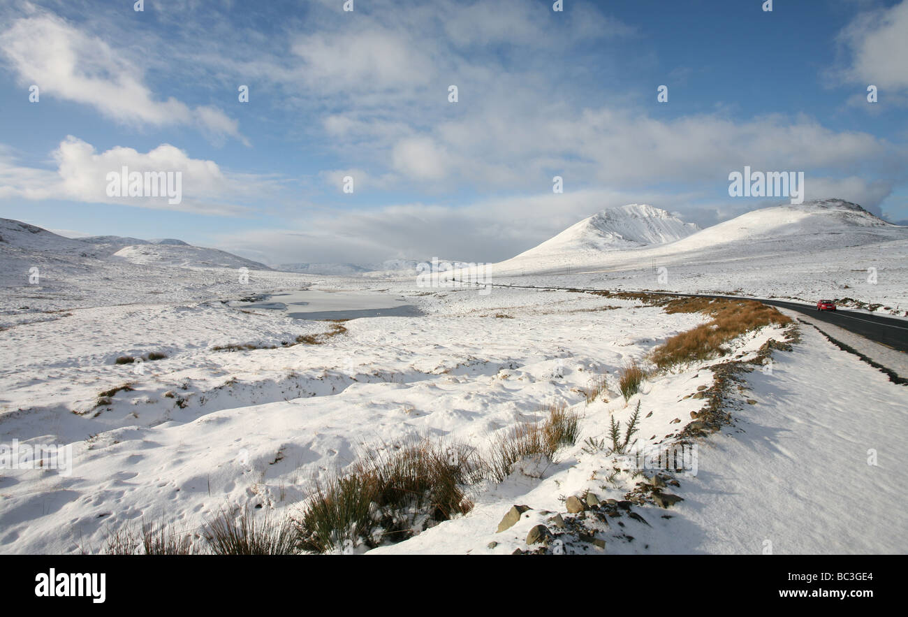 Schneebedeckte Errigal Mountain im Westen Donegal. Stockfoto