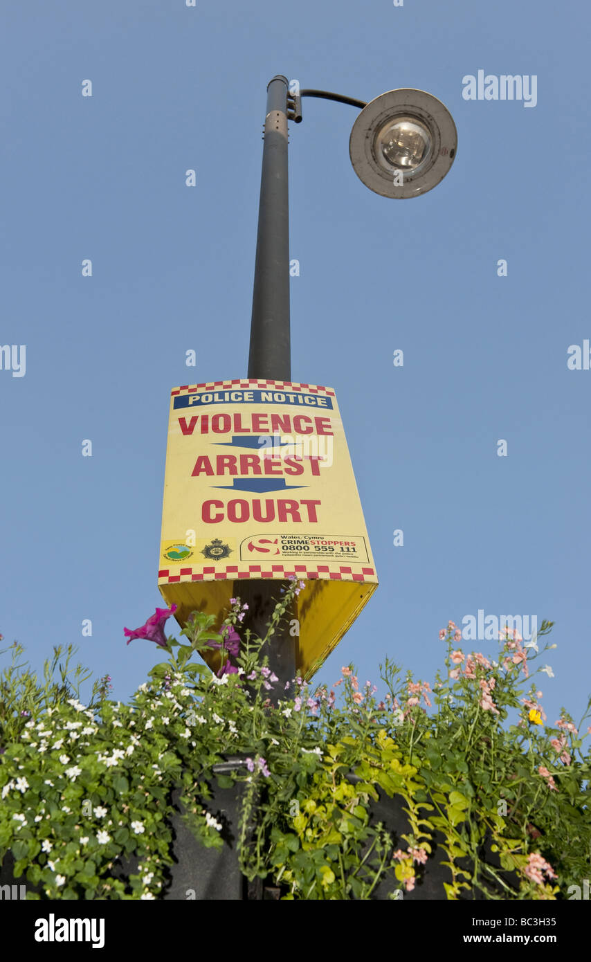Polizei "Gewalt, Festnahme, Gericht" Straße Lampost antisoziale Höhenunterschied Ankündigung Stockfoto