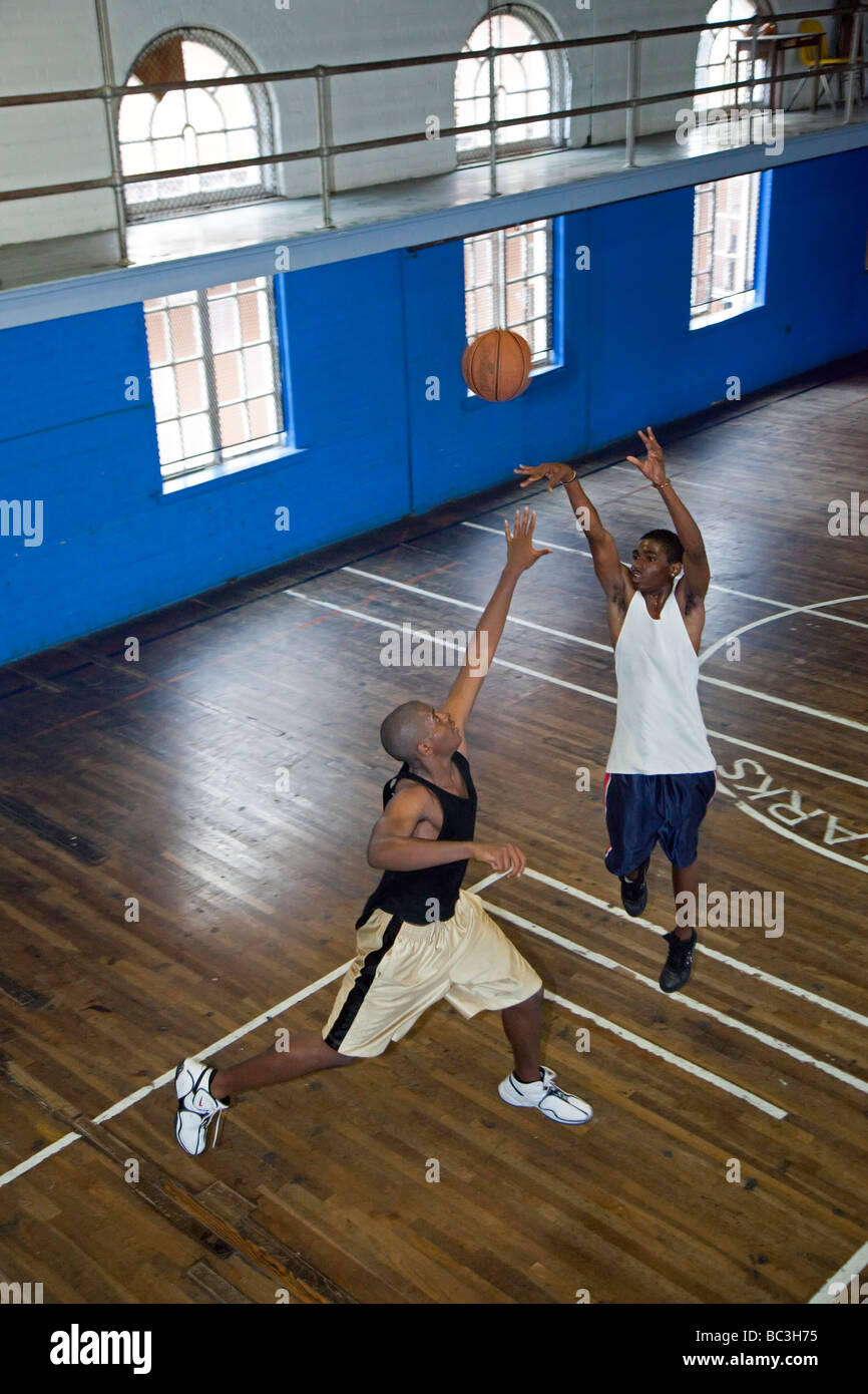 Teens spielen Basketball im Community Center in New Orleans Stockfoto