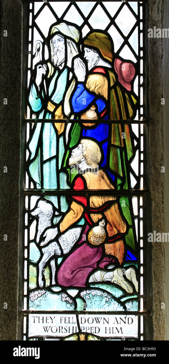Buntglasfenster mit der Anbetung der Hirten, Kirche St. Maunanus und St. Stephen, Mawnan, Cornwall England Stockfoto