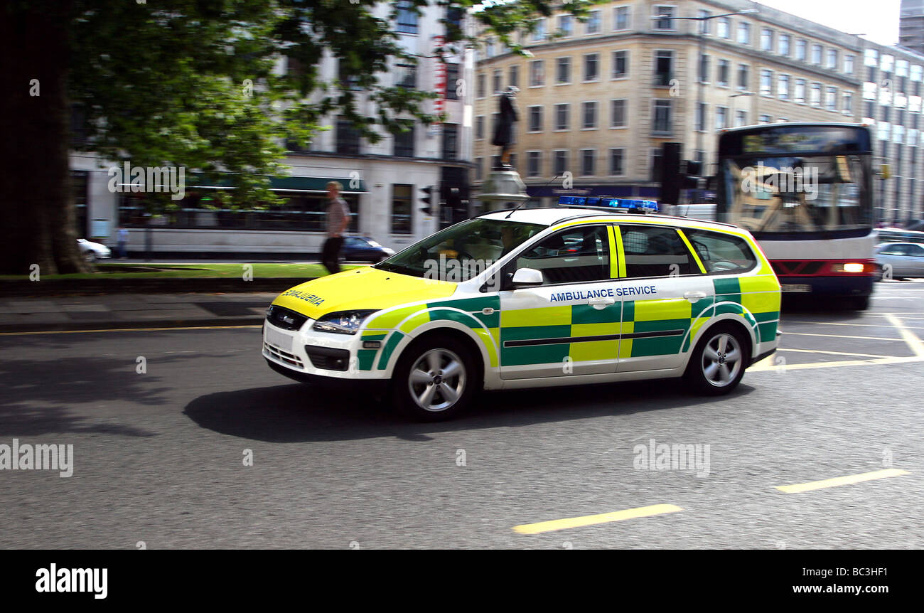 Sanitäter-Auto mit Geschwindigkeit in einer Innenstadt Stockfoto