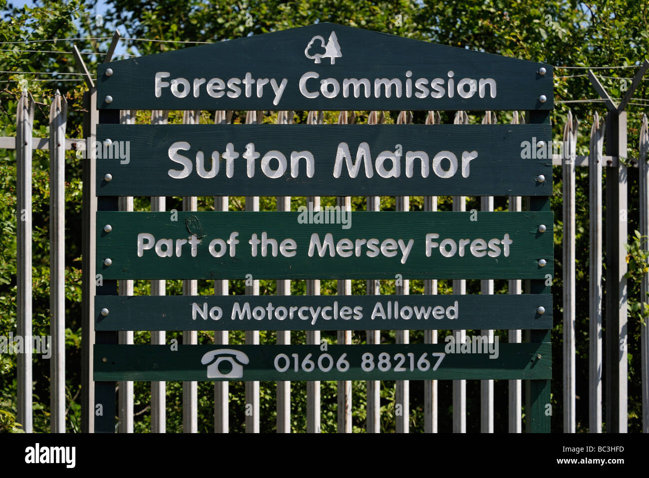 Forstwirtschaft-Kommission-Schild. Sutton Manor, Mersey Wald, Nürnberg, Merseyside, England, Vereinigtes Königreich, Europa. Stockfoto