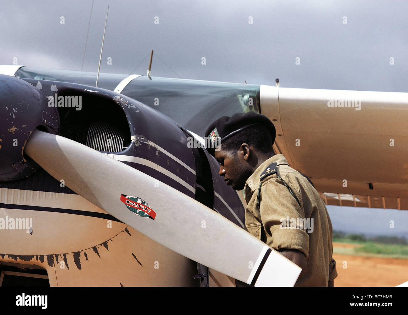 Nationalpark-Wildhüter Joe Kioko kontrollierenden Cessna Single engined Leichtflugzeug vor dem nehmen von Tsavo Kenia in Ostafrika Stockfoto
