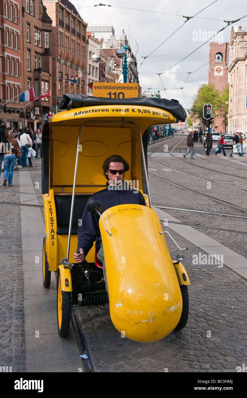 Gelbe Rikscha Taxi zu mieten in Amsterdam Stockfoto
