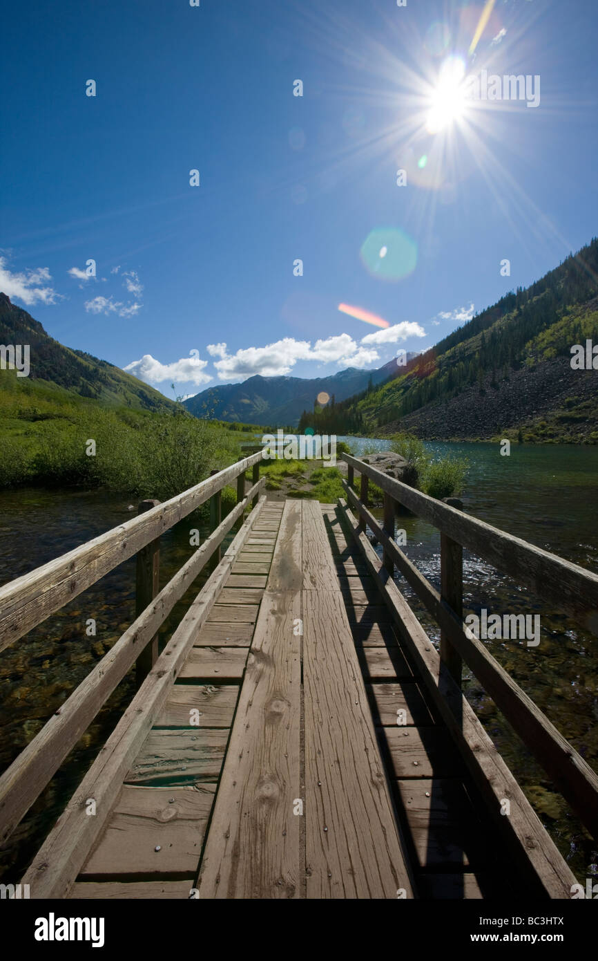 Blick zurück über die Fußgängerbrücke in Richtung Maroon Lake Maroon Bells Snowmass Wildnis Bereich White River National Forest Colorado USA Stockfoto