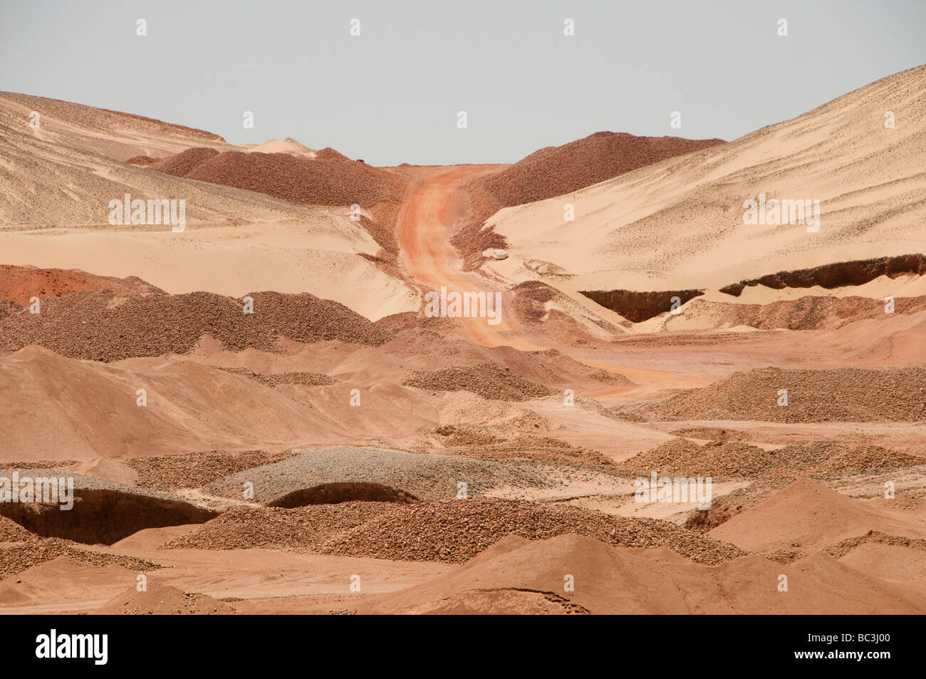 Ägyptische Sahara Wüste Straße zu bauen Stockfoto