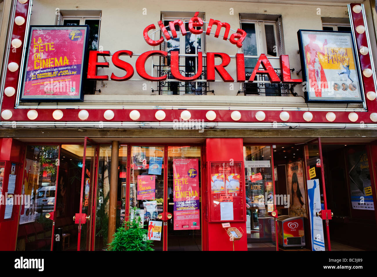 Paris France, French Cinema, Storefront Independent Movie Theater Exterior Festzelt, 'Escurial', Außenansicht des Kinos mit Vintage-Schildern, Plakate Stockfoto