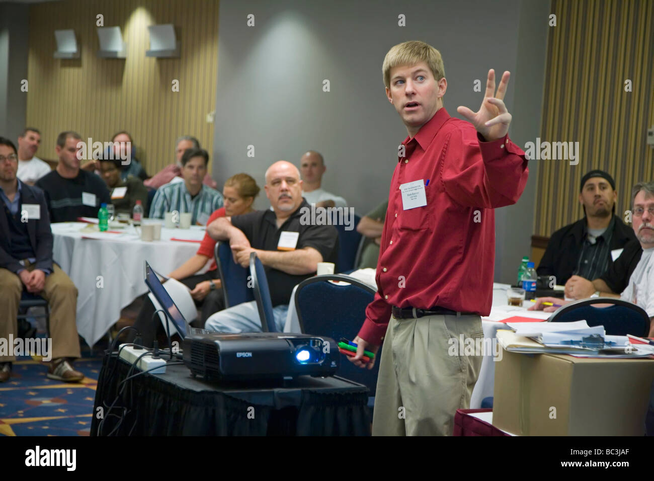Werkstattleiter gibt Powerpoint Presidentation auf EU-Konferenz Stockfoto