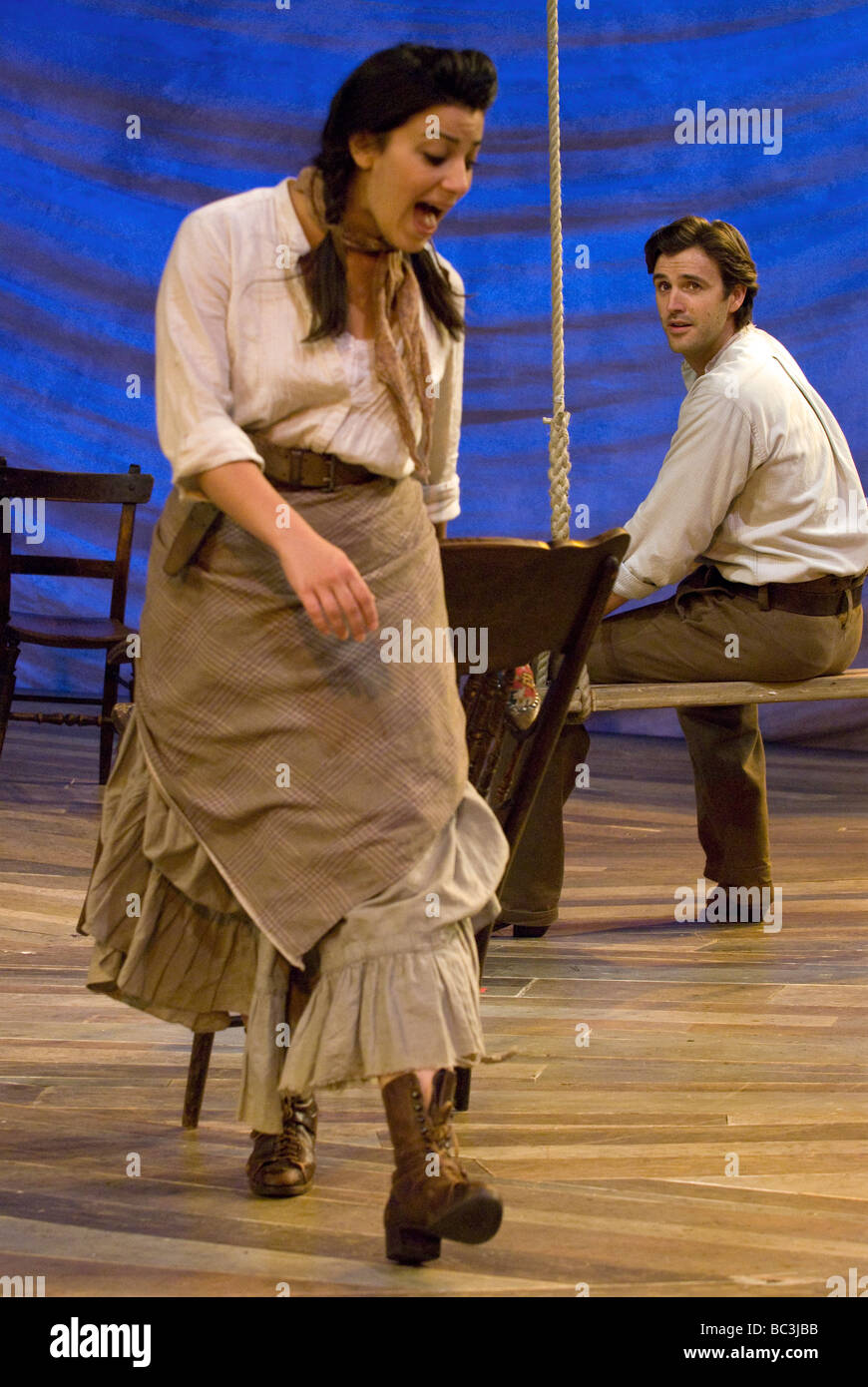 Leila Benn Harris als Laurey & Michael Xavier als Curly in Oklahoma!   Chichester Festival Theatre, Juni 2009. Stockfoto
