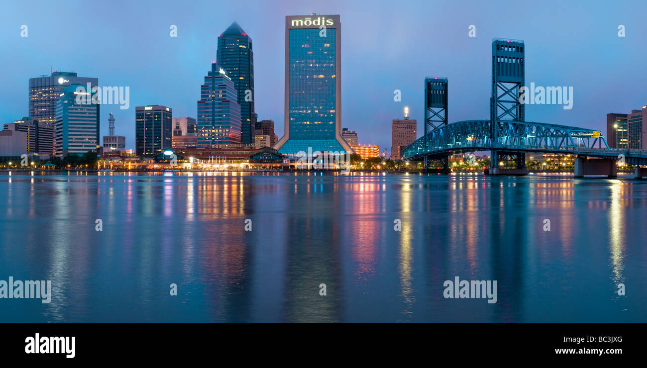 Skyline von downtown Jacksonville Florida spiegelt sich in St. Johns River Stockfoto