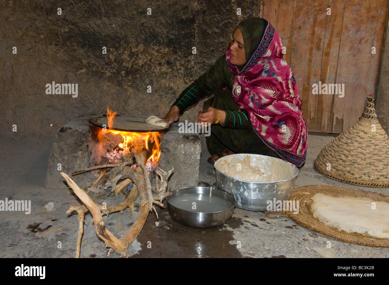 Einheimische Frauen kochen traditionelle Speisen in Bait Al Safah Stadt von  Al Hamra Sultanat von oman Stockfotografie - Alamy