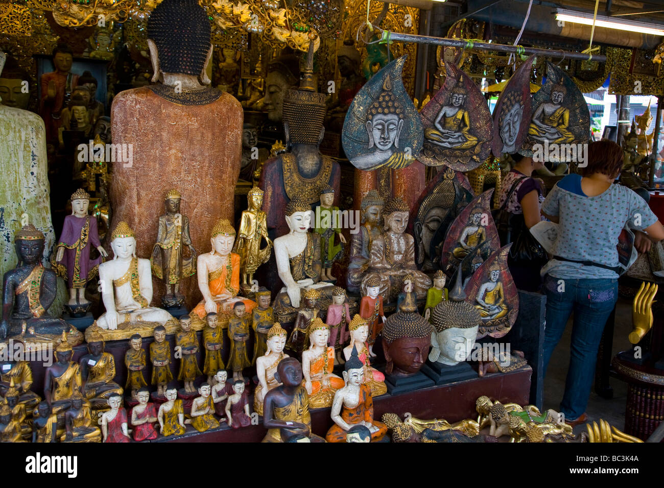 Statuen für den Verkauf in thailändischen Markt Stockfoto