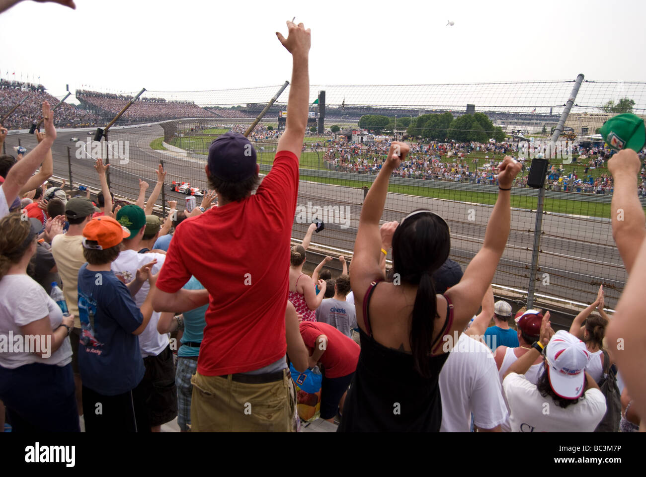 Fans jubeln für das Indy 500-Rennen-Führer während der letzten Runden des Rennens 2009. Stockfoto
