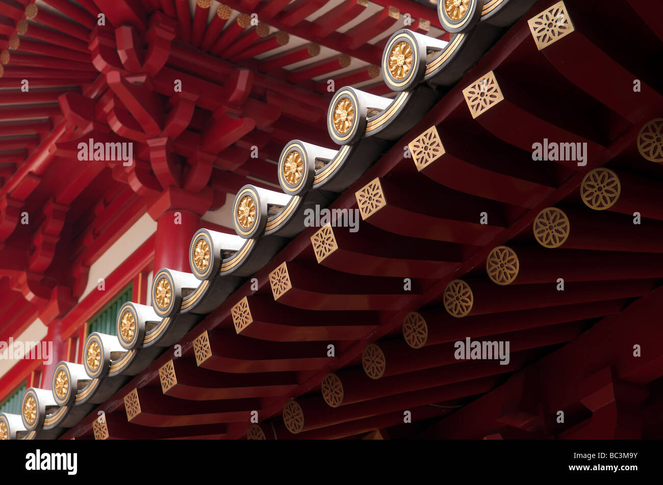 Beleuchtete Kante des Simses im buddhistischen Tempel Stockfoto