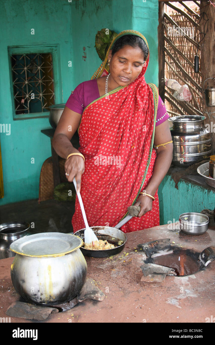 Indische Frau Kochen auf einem Open-Air-Ofen, Orissa, Indien Stockfoto