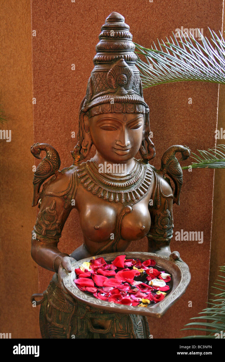 Messing Statue der Hindu-Göttin Halteplatte Blume Blütenblatt Angebote, Bhubaneshwar, Orissa, Indien Stockfoto