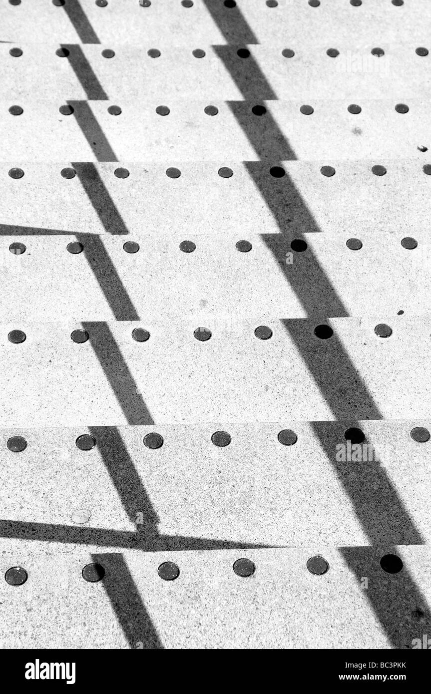 Abstrakte Schatten auf Schritte in Cardiff, Wales. Stockfoto