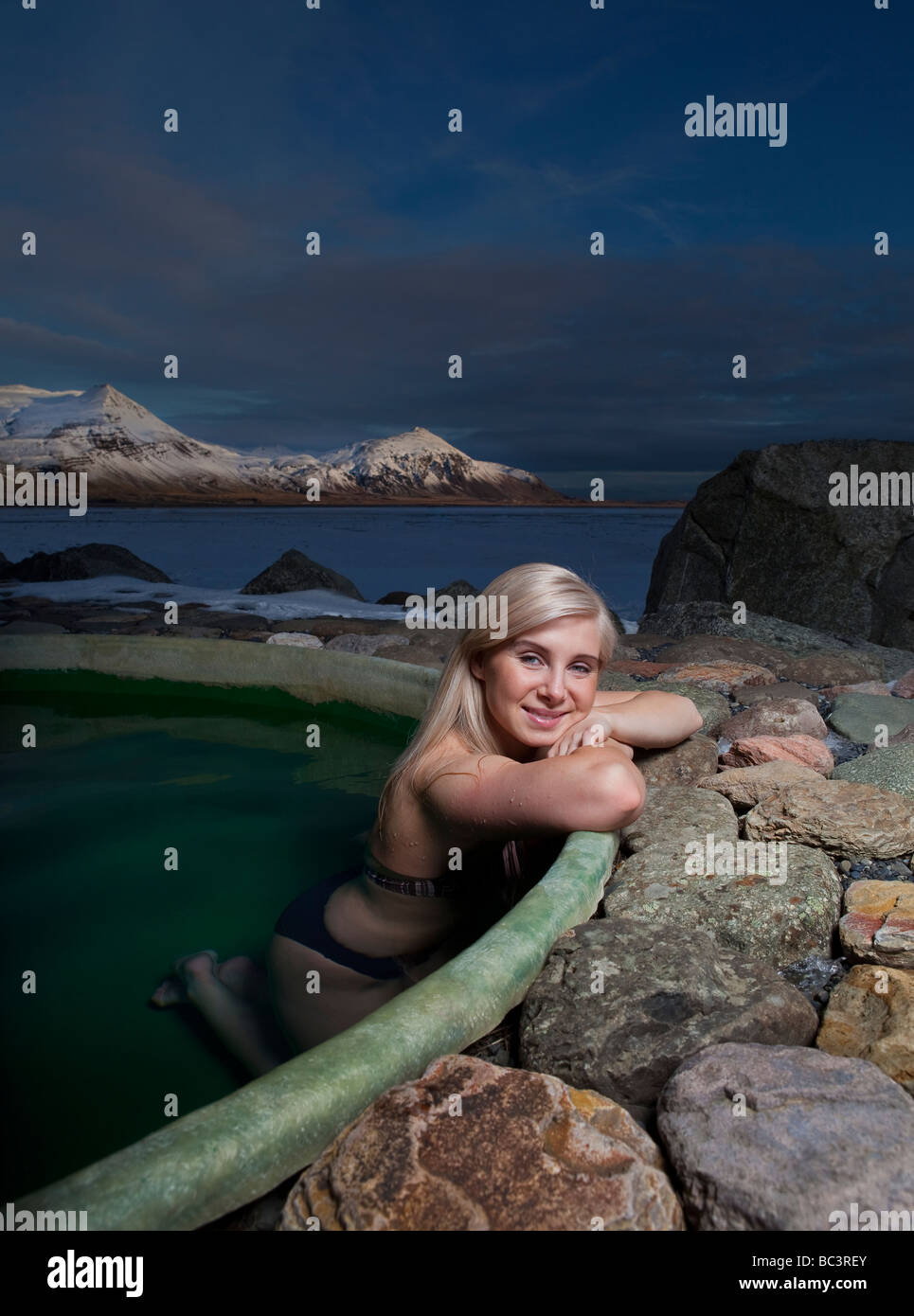 Junge Frau in Geothermal beheizten Whirlpool, Hornafjördur, Ost-Island Stockfoto