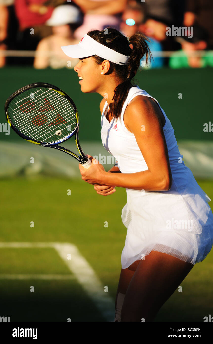 Serbiens Ana Ivanovic nimmt auf Lucie Hradecka in der ersten Runde der Damen-Einzel in der 2009 Wimbledon Tennis Stockfoto