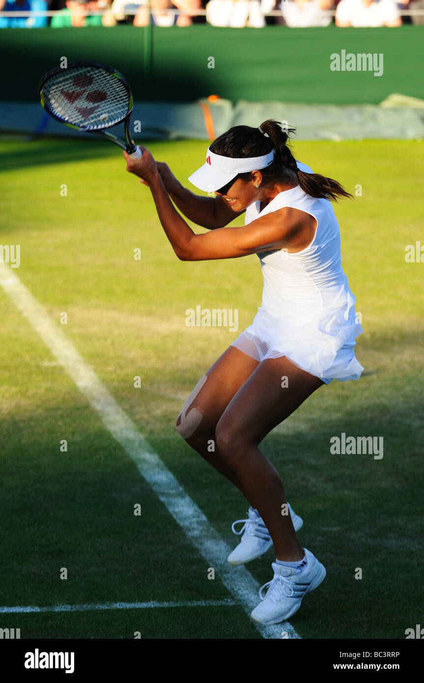 Serbiens Ana Ivanovic nimmt auf Lucie Hradecka in der ersten Runde der Damen-Einzel in der 2009 Wimbledon Tennis Stockfoto