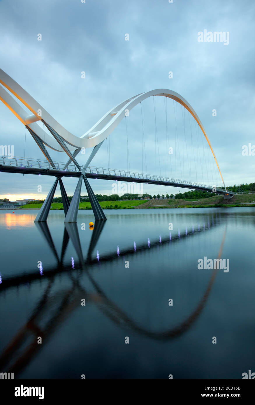 Fußgänger- und Fahrradbrücke. Fußbrücke mit mathematischen asymmetrischen Bögen in Thornaby-on-Tees, Middlesborough, Teesside. Stockfoto